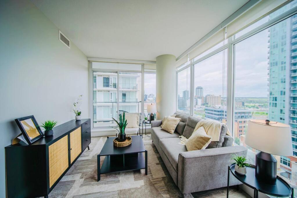 Modern Suite Calgary Downtown 5 Min Walk Stampede ภายนอก รูปภาพ