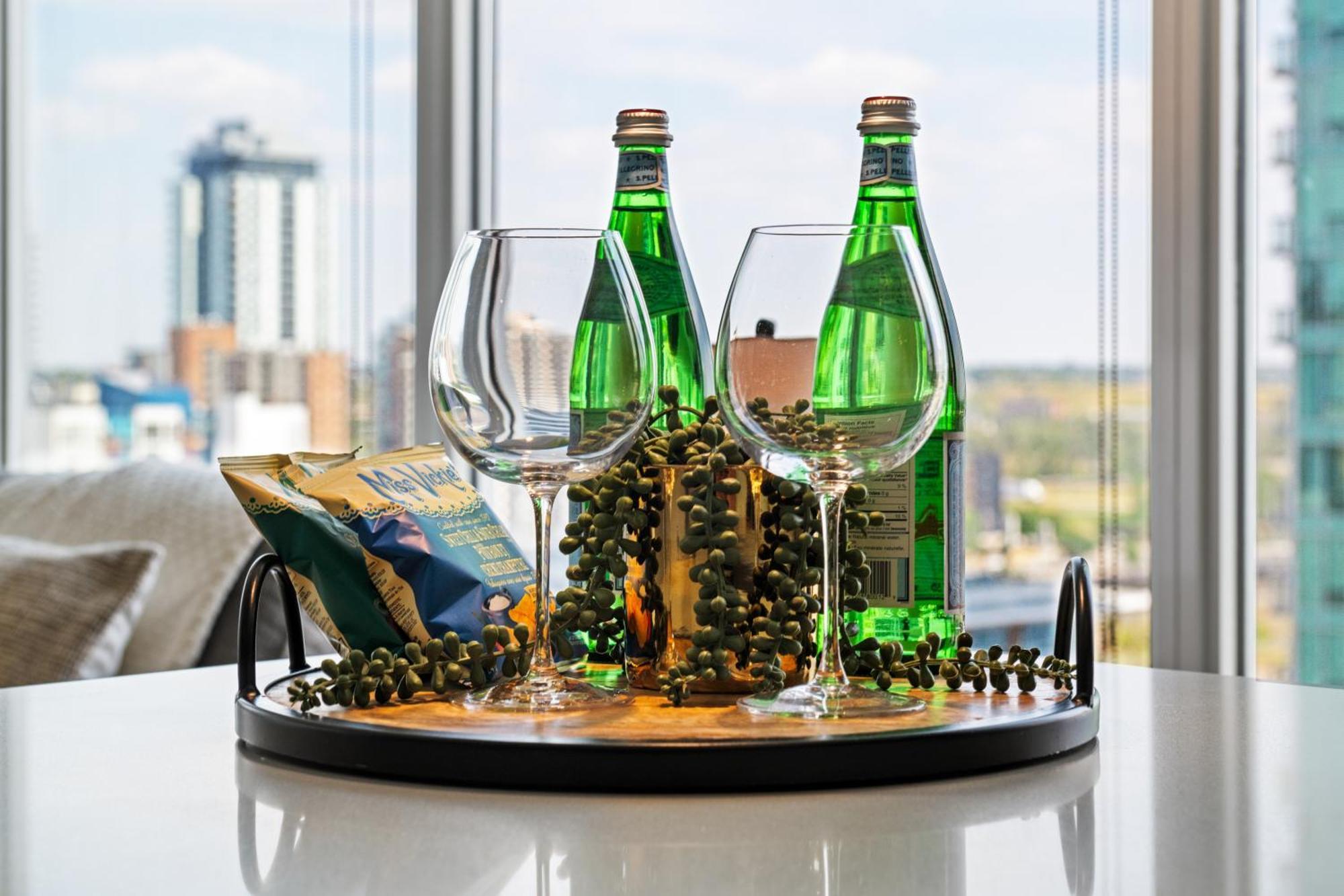Modern Suite Calgary Downtown 5 Min Walk Stampede ภายนอก รูปภาพ